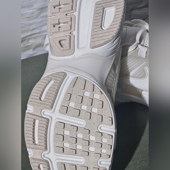 Nike Women's Cream and White Sneakers Size 9.5 - Picture 10 of 11